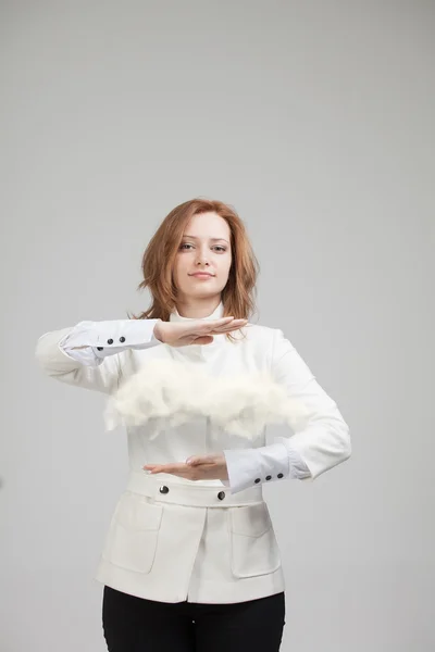 Mujer joven sosteniendo tableta y nube, concepto de computación en nube — Foto de Stock