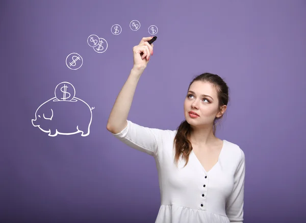 Jonge vrouw tekenen een piggy Bank — Stockfoto