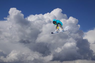 Dağlarda atlayan snowboard binicisi. Ekstrem snowboard serbest spor.