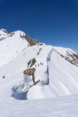 Dağlardaki atlama kayak binici. Ekstrem Kayak freeride spor.