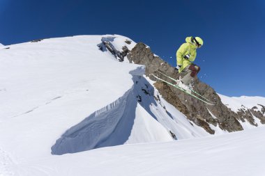 Dağlardaki atlama kayak binici. Ekstrem Kayak freeride spor.