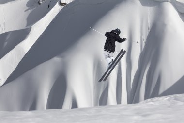 Dağlardaki atlama kayak binici. Ekstrem Kayak freeride spor.