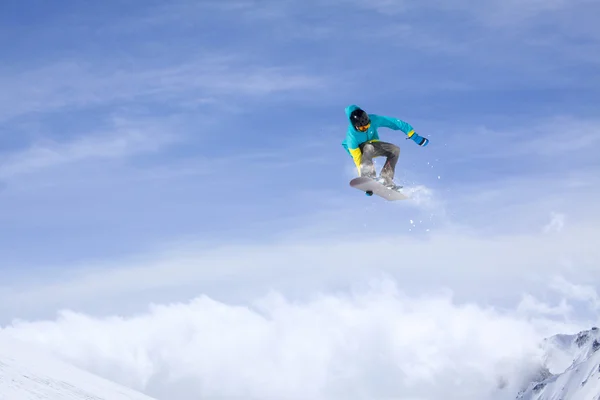 Snowboard rider saltando en las montañas. Extremo snowboard freeride sport. — Foto de Stock