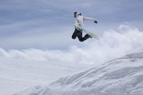 スノーボードライダー山の上でジャンプします。極端なスノーボードフリーライドスポーツ. — ストック写真