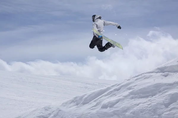 Snowboard rider saltando en las montañas. Extremo snowboard freeride sport. —  Fotos de Stock