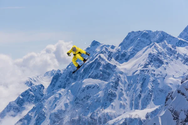 Snowboard cavalier sautant sur les montagnes. Sports de snowboard freeride extrêmes. — Photo