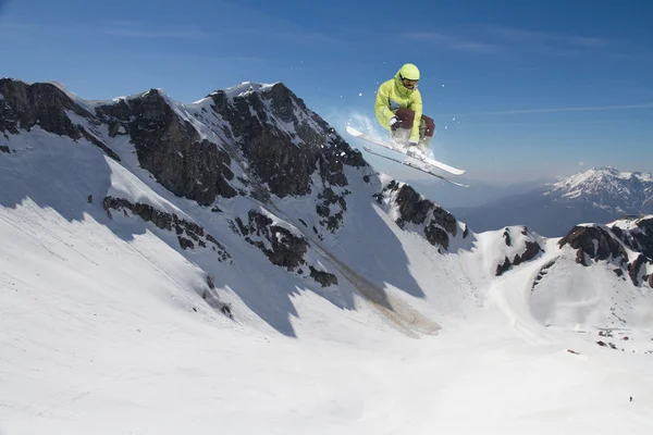 Σκι άλμα στα βουνά αναβάτη. Ακραία σκι freeride αθλητισμού. — Φωτογραφία Αρχείου