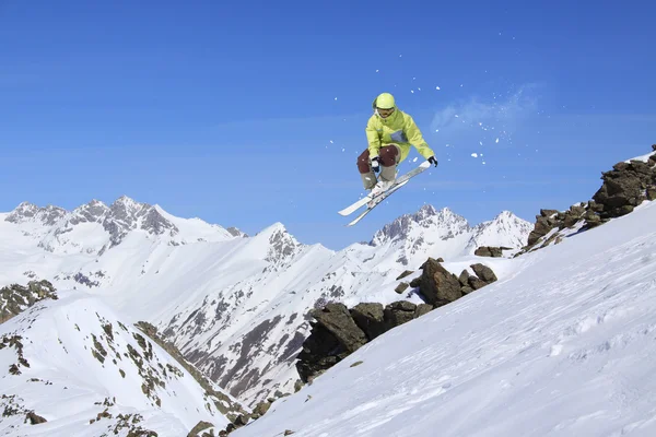 Scialpinista saltando sulle montagne. Sport estremo con sci freeride . — Foto Stock