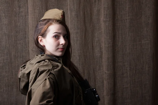 Mujer con uniforme militar ruso. Soldado femenino durante la Segunda Guerra Mundial . —  Fotos de Stock