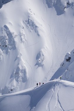 Snowboard freeride, snowboard ve parçaları bir dağ yamacında. Aşırı kış spor.