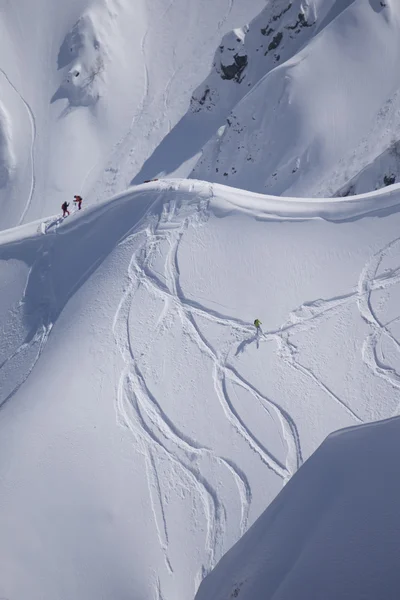 Snowboard freeride, snowboarders en tracks op een berghelling. Extreme wintersport. — Stockfoto