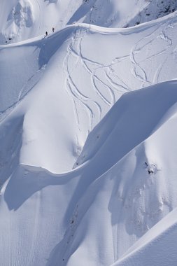 Snowboard freeride, snowboard ve parçaları bir dağ yamacında. Aşırı kış spor.