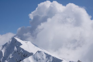 Dağ manzarası, Kayak Merkezi Krasnaya Polyana. Rusya, Soçi, Kafkas Dağları.