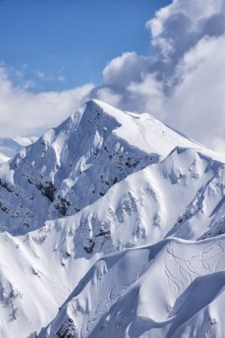 Dağ manzarası, Kayak Merkezi Krasnaya Polyana. Rusya, Soçi, Kafkas Dağları.