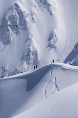 Snowboard freeride, snowboard ve parçaları bir dağ yamacında. Aşırı kış spor.