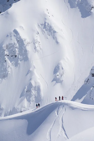 Freeride snowboard, snowboarders y pistas en una ladera de montaña. Extremo deporte de invierno . — Foto de Stock