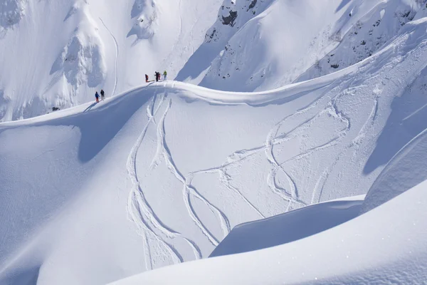 Snowboard freeride, snowboarders en tracks op een berghelling. Extreme wintersport. — Stockfoto