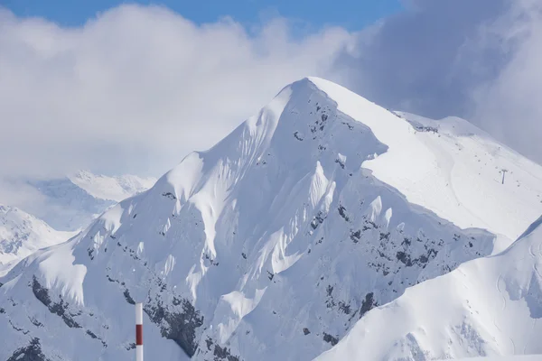 Mountain landscape, ski resort Krasnaya Polyana. Russia, Sochi, Caucasus Mountains. — Stock Photo, Image