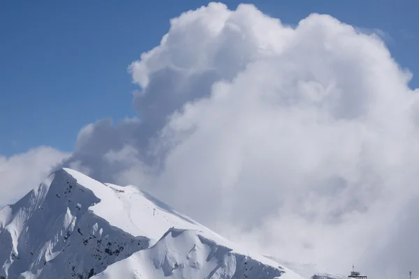 Mountain landscape, ski resort Krasnaya Polyana. Russia, Sochi, Caucasus Mountains. — Stock Photo, Image