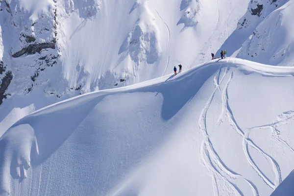 Snowboard freeride, snowboarders en tracks op een berghelling. Extreme wintersport. — Stockfoto