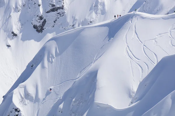 Freeride snowboard, snowboarders y pistas en una ladera de montaña. Extremo deporte de invierno . — Foto de Stock