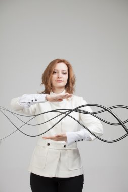 Elektrik kablolar ve teller, kadınla kavisli çizgiler