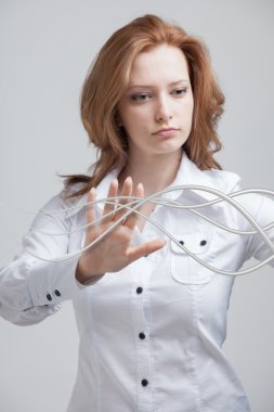 Elektrik kablolar ve teller, kadınla kavisli çizgiler