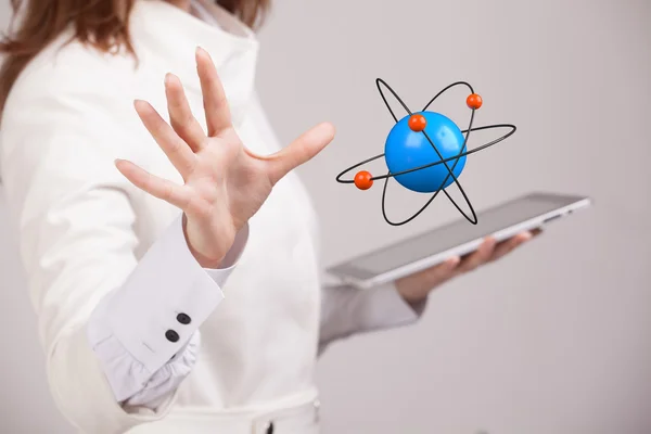 Wissenschaftlerin mit Atommodell, Forschungskonzept — Stockfoto