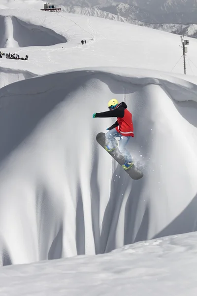 Snowboardfahrer springen auf Bergen. Extremer Snowboard Freeride Sport. — Stockfoto