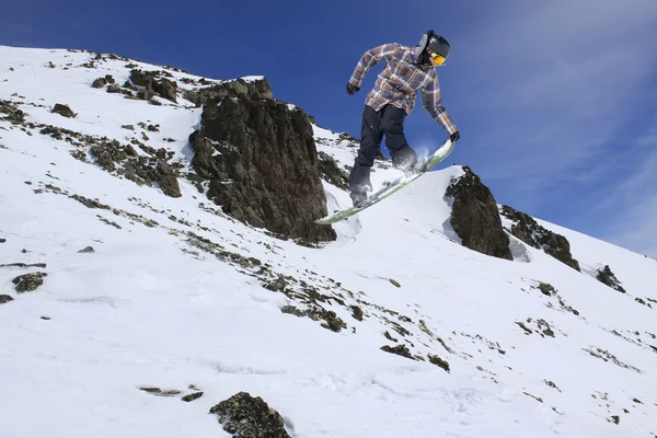 Snowboard rider jumping on mountains. Extreme snowboard freeride sport. — Stock Photo, Image