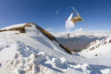 Karlı Dağları üzerinde atlama kayak binici. Ekstrem Kayak freeride spor.
