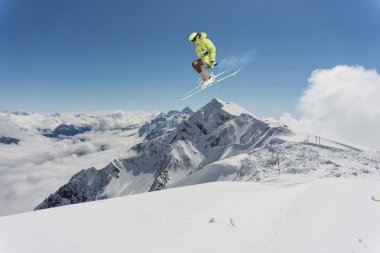 Karlı Dağları üzerinde atlama kayak binici. Ekstrem Kayak freeride spor.