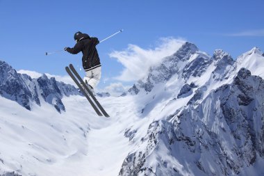 Karlı Dağları üzerinde atlama kayak binici. Ekstrem Kayak freeride spor.