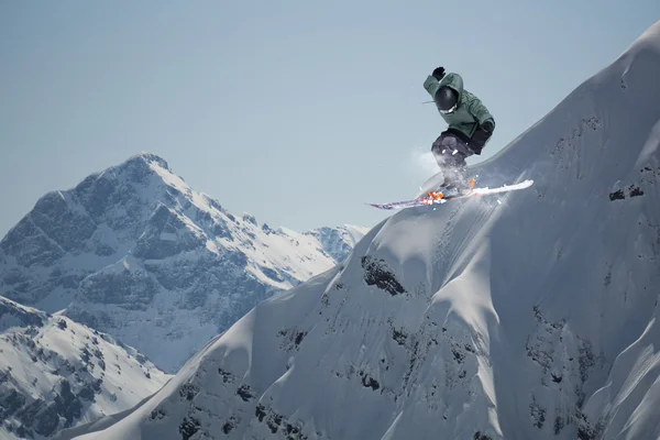 Snowboard rijder springen op de winter bergen. Extreme snowboard freeride sport. — Stockfoto