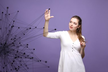 Dünya çapında ağ veya kablosuz Internet bağlantısı fütüristik konsept. Bağlantılı noktalar ile çalışan kadın.