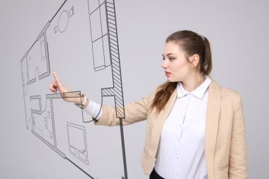 kadın mimar bir sanal daire planı ile çalışma