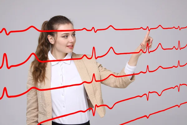 Médecin femme travaillant avec des lignes de cardiogramme — Photo