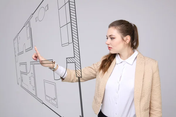 Vrouwelijke architect werken met een virtueel appartement plan — Stockfoto