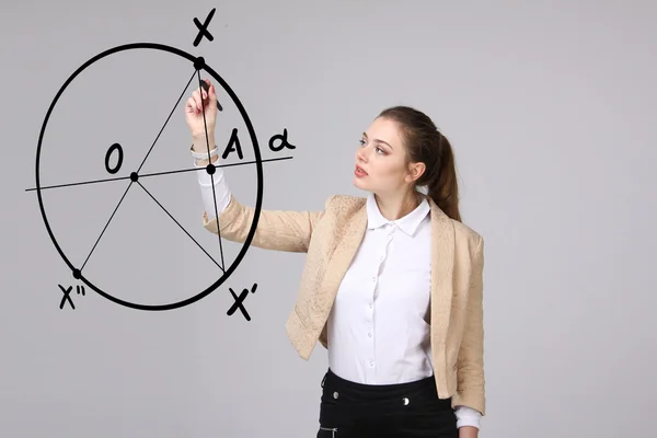 Vrouw met pen tekent geometrische vormen op grijze achtergrond — Stockfoto