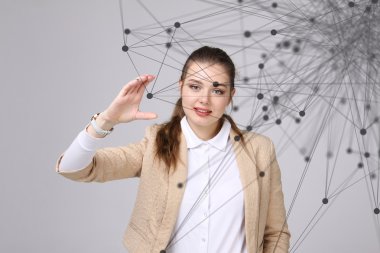 Dünya çapında ağ veya kablosuz Internet bağlantısı fütüristik konsept. Bağlantılı noktalar ile çalışan kadın.