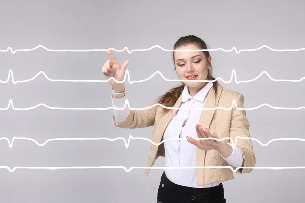 心電図の線で働く医師女性 — ストック写真