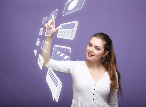 Mujer presionando los iconos multimedia y de entretenimiento sobre un fondo virtual — Foto de Stock