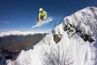 Dağlardaki atlama kayak binici. Ekstrem Kayak freeride spor.