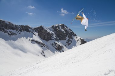 Dağlardaki atlama kayak binici. Ekstrem Kayak freeride spor.