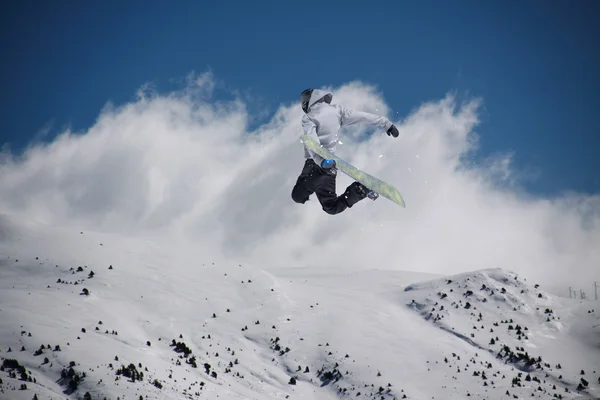 Snowboard lovas ugrál a hegyekben. Extrém snowboard freeride sport. — Stock Fotó