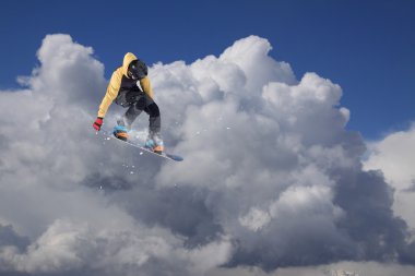 Dağlarda atlayan snowboard binicisi. Ekstrem snowboard serbest spor.