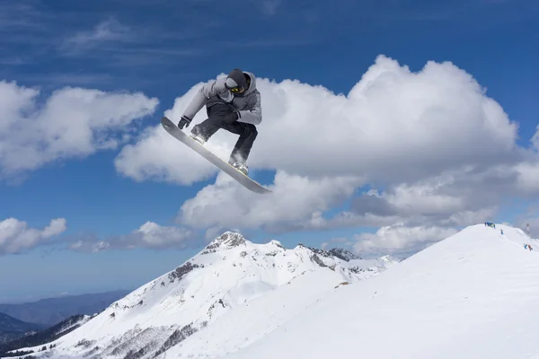 Snowboardfahrer springen auf Bergen. Extremer Snowboard Freeride Sport. — Stockfoto