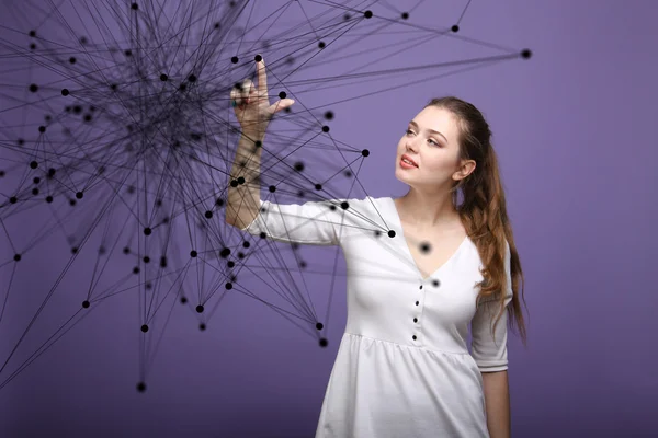 Världsomspännande nätverk eller trådlöst internet anslutning futuristiska koncept. Kvinna som arbetar med länkade prickar. — Stockfoto