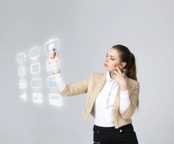 Frau drückt Multimedia- und Unterhaltungssymbole auf einen virtuellen Hintergrund — Stockfoto