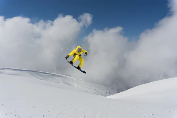 滑板骑手在山上跳跃.极限运动滑雪板. — 图库照片